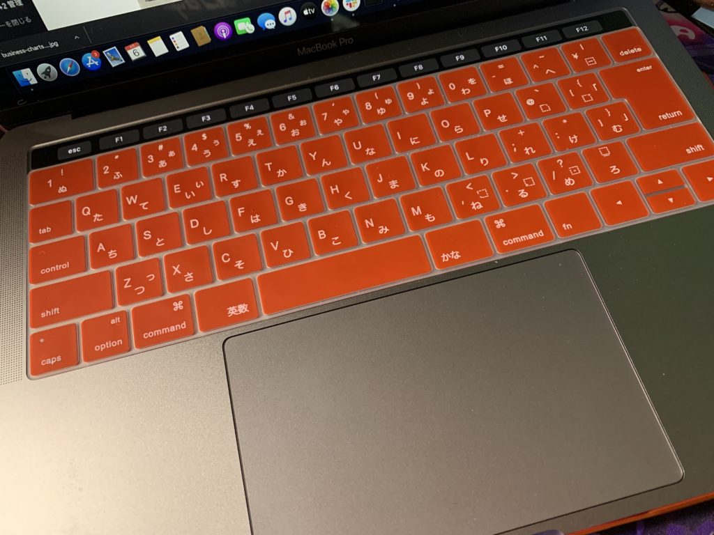 MacBookPROのキーボードに赤いシリコンカバーを付けている
